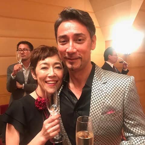 クリス智子さんのインスタグラム写真 - (クリス智子Instagram)「クリス・ペプラーさん、還暦祝いパーティ ✨昨夜、盛大に！懐かしい人たちにも会えたり、なんだか、いい夜でした。これからも、よろしくお願いしまーす。クリスさん、おめでとうございます㊗️ #somethingred  #人生初の赤リップ  #jwave」11月1日 11時09分 - chris_tomoko