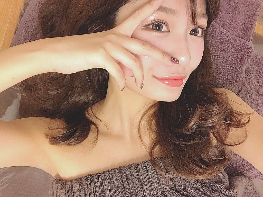 伊藤実祐さんのインスタグラム写真 - (伊藤実祐Instagram)「. キレイモの日 💋 . もう何回目やろ？ 周期にもよるけど、お手入れの回数が ぐんっと減ってちょー楽ちん٩( ᐛ )و💓 . 人肌恋しいこれからの季節❄️♡ ぎゅーって触れられても平気やで！← ムダ毛気にせんでいいから怖くない🙆←は。 . @kireimo_official  #キレイモ #KIREIMO #kireimo_pr #全身脱毛 #脱毛 #ムダ毛 #美容サロン #美容 #モデル #フリーモデル #サロンモデル #伊藤実祐 #いとうみゆ . 11月スタート！ 今年もあと2ヶ月、、早すぎ！ あっとゆう間にクリスマスがきて🎁 あっとゆう間にお正月なんやろな🎍 . 年間のイベントで #お正月 が1番好き💓❤️」11月1日 11時55分 - miyu.61