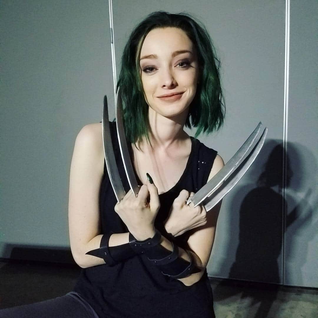 エマ・デュモンのインスタグラム：「Happy Halloween!! ✖💋✖💋#x23 #costume #xmen」