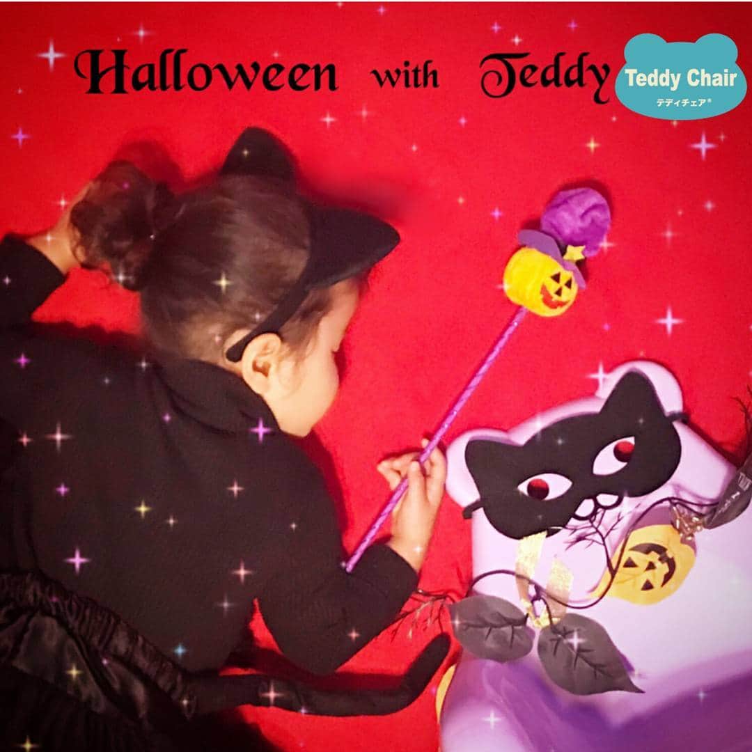 テディチェアのインスタグラム：「＊ #テディチェアとハロウィン 昨日の#ハロウィン　みなさんのかわいい仮装の様子やパーティーの様子を拝見して、すごく癒され楽しませていただきました。 テディチェアのフォトコンテストにもご参加いただいた方、本当にありがとうございました。 テディ賞発表までしばらくお待ちくださいね。 ＊ モデルさん　@mama_gram115  かわいいハロウィンありがとうございます。 ＊ ★現在のキャンペーン情報！詳しくは公式HPをご覧ください。 💛#お気に入りチェア　エピソード投稿で、もれなく布ボールプレゼント！継続中です。 💛#テディチェアグッズアイデア　こちらもテディハグと合同募集中！ ＊ ★ご購入ご検討の方へ 💛アカチャンホンポ公式ネット通販をはじめとし、インターネット通販にてご購入いただけます。お取扱い店舗について詳しくは公式HPをご覧ください。」