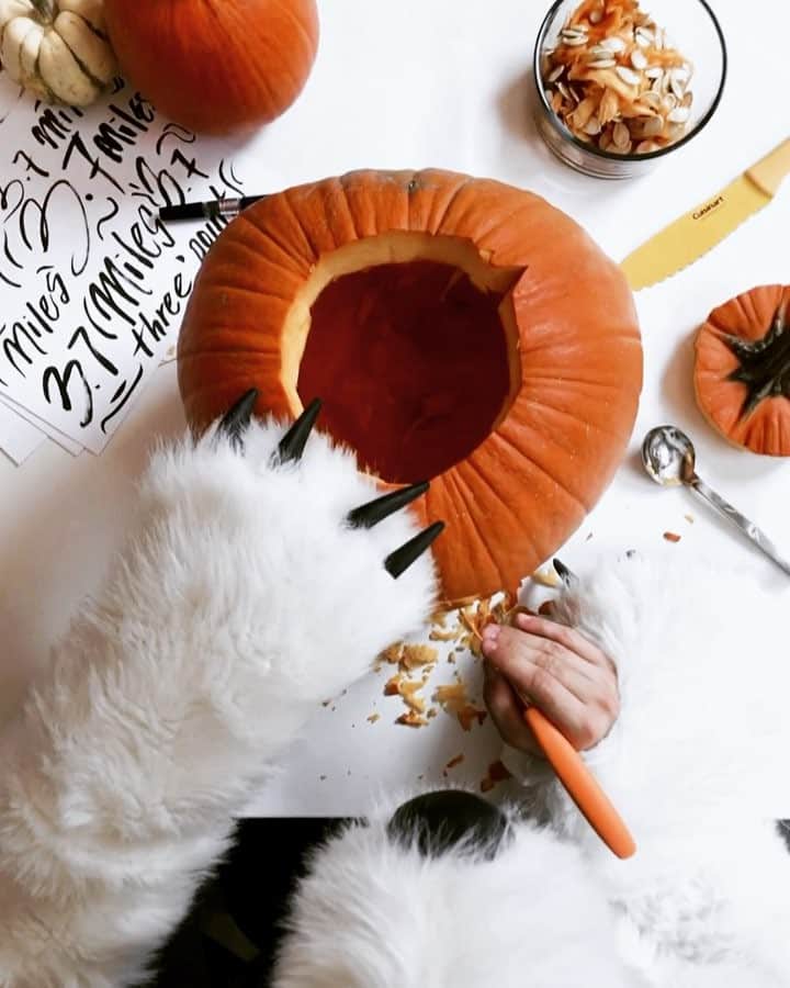 のインスタグラム：「I can bearly handle all the fun Halloween costumes in our office today. Nothing like a good ol’ pumpkin clawving with @dutch_ryan 🎃🐻」