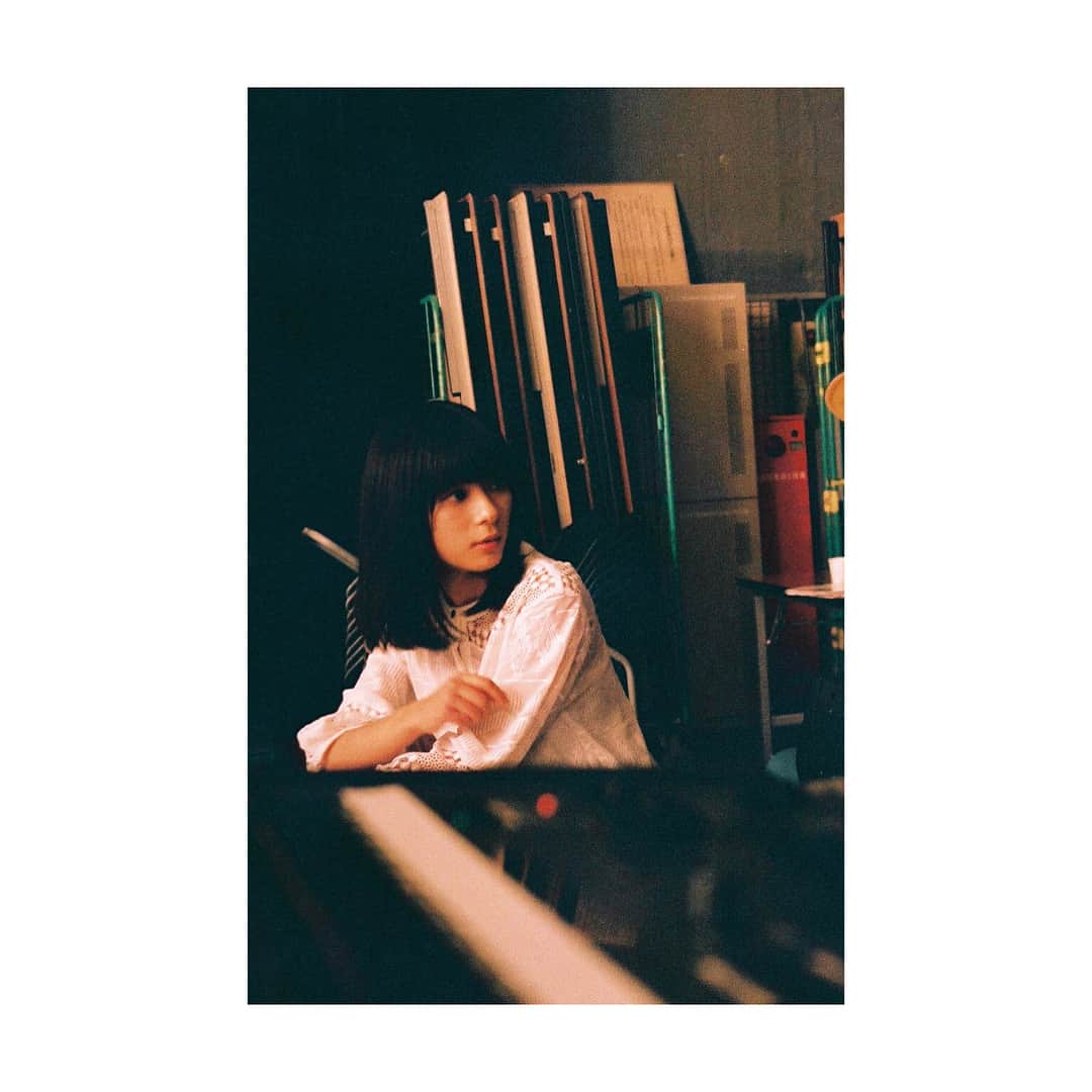芳根京子さんのインスタグラム写真 - (芳根京子Instagram)「「ヒカルカケラ」MVの感想  たくさんありがとうございます☺︎ #LittleGleeMonster さん #芳根京子 #ヒカルカケラ  #film」11月1日 10時11分 - yoshinekyoko