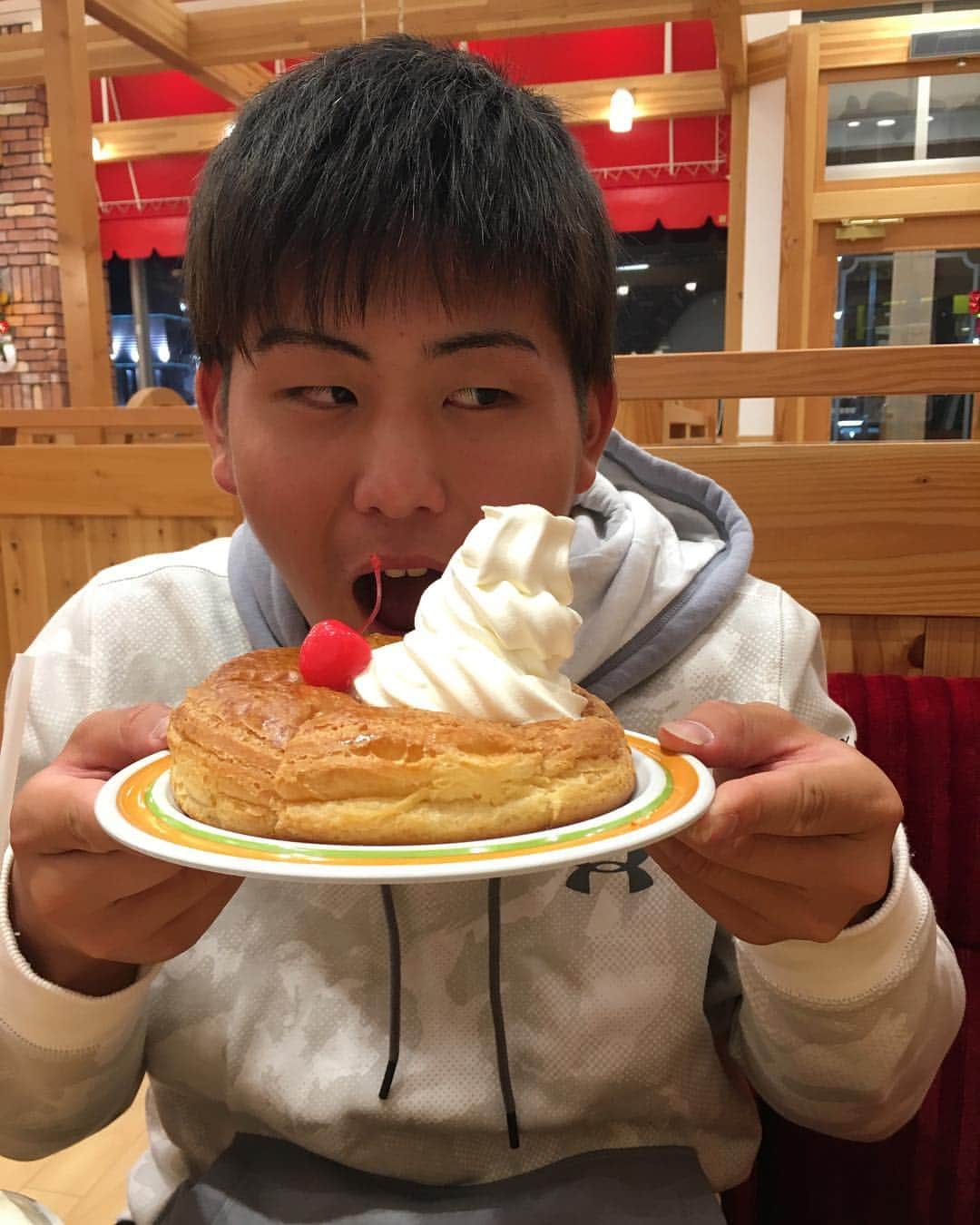 藤井皓哉のインスタグラム：「. 久しぶりのシロノワール、美味しかったです！ 食べた分はしっかり消化します！笑 最高かよ‼️」