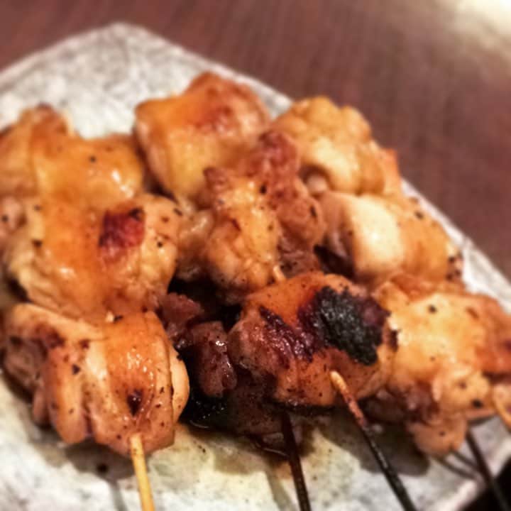 知床漁場クレフィ三宮店のインスタグラム：「ご無沙汰しております💁🏻‍♂️ 本日のスタッフの賄いは店長気まぐれ焼鳥で〜す😆  気温も下がりそろそろお鍋の季節ですね〜☺️ 知床漁場ではお鍋のコースも豊富にありますので是非お越し下さい💁🏻 #知床漁場三宮  #三ノ宮 #センター街  #全室 #完全個室  #食べ飲み放題 #始めました」
