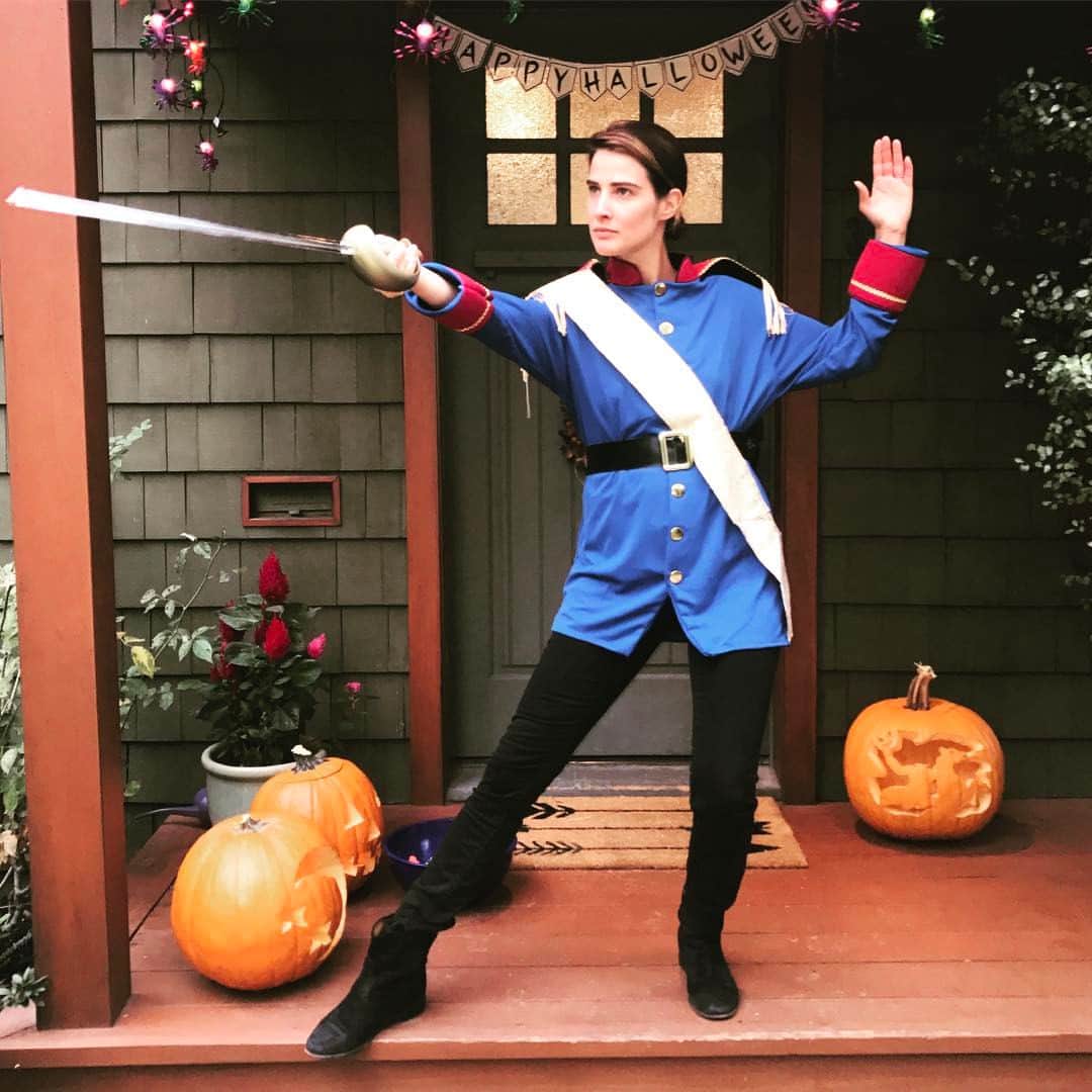 コビー・スマルダーズのインスタグラム：「When your daughter needs a Prince and your husband is out of town.....」