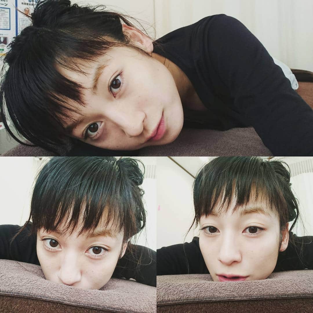 のインスタグラム：「髪の毛明るくしよっかなぁーーー。  このままキープしよっかなぁーーー。  #なやむ #秋冬ヘア #整体待機ちゅ」