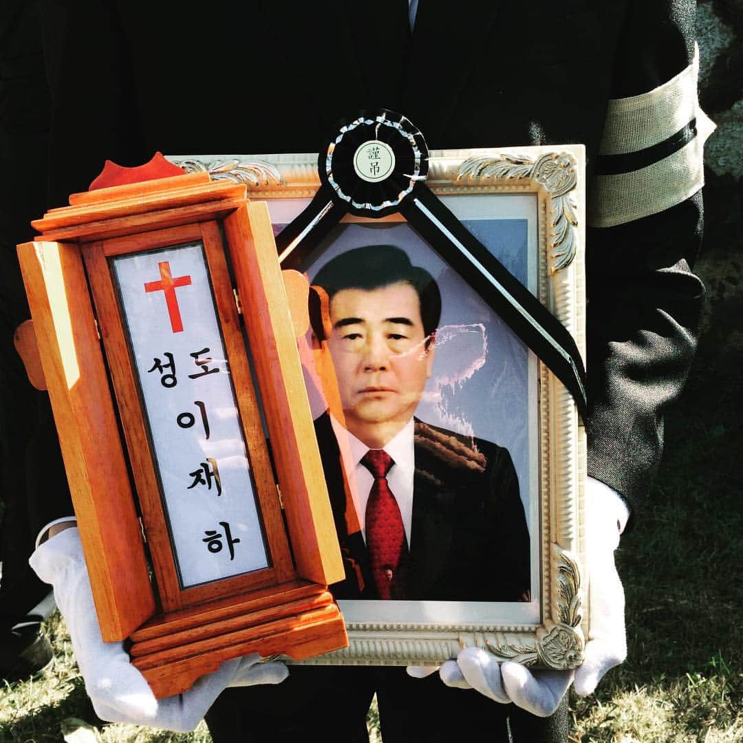イ・ヒョヌのインスタグラム：「사랑하는 할아버지, 이제는 편안하게 쉬세요🙏🏻 할아버지 가시는 길 많은분들이 알아주시고 위해주시면 더 좋을것같아서 올려요, 그리고 따듯한 발걸음 해주신 모든 분들 멀리서 마음 써주신 모든 분들 진심으로 감사드립니다. 많은 분들 덕분에 할아버지와 가족분들 모두 감사하고 따듯한 시간 보낼 수 있었습니다. 다시 한번 감사드립니다 #사랑해요할아버지❤️」