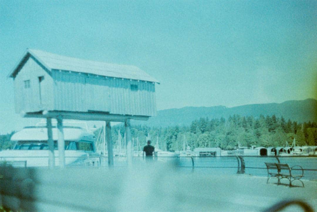 Ari Keitaのインスタグラム：「First Film Photo (No Effect, I don't know why. But I kinda like it) . . . . . #canada #vancouver #coalharbour #streetphotography #streetshot #streetvision #streetframe #streetxstory #film #filmphotography #filmcamera #canonftql」