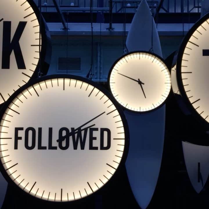 シモン・オクーのインスタグラム：「Le Temps. Égraine. Ses heures.」