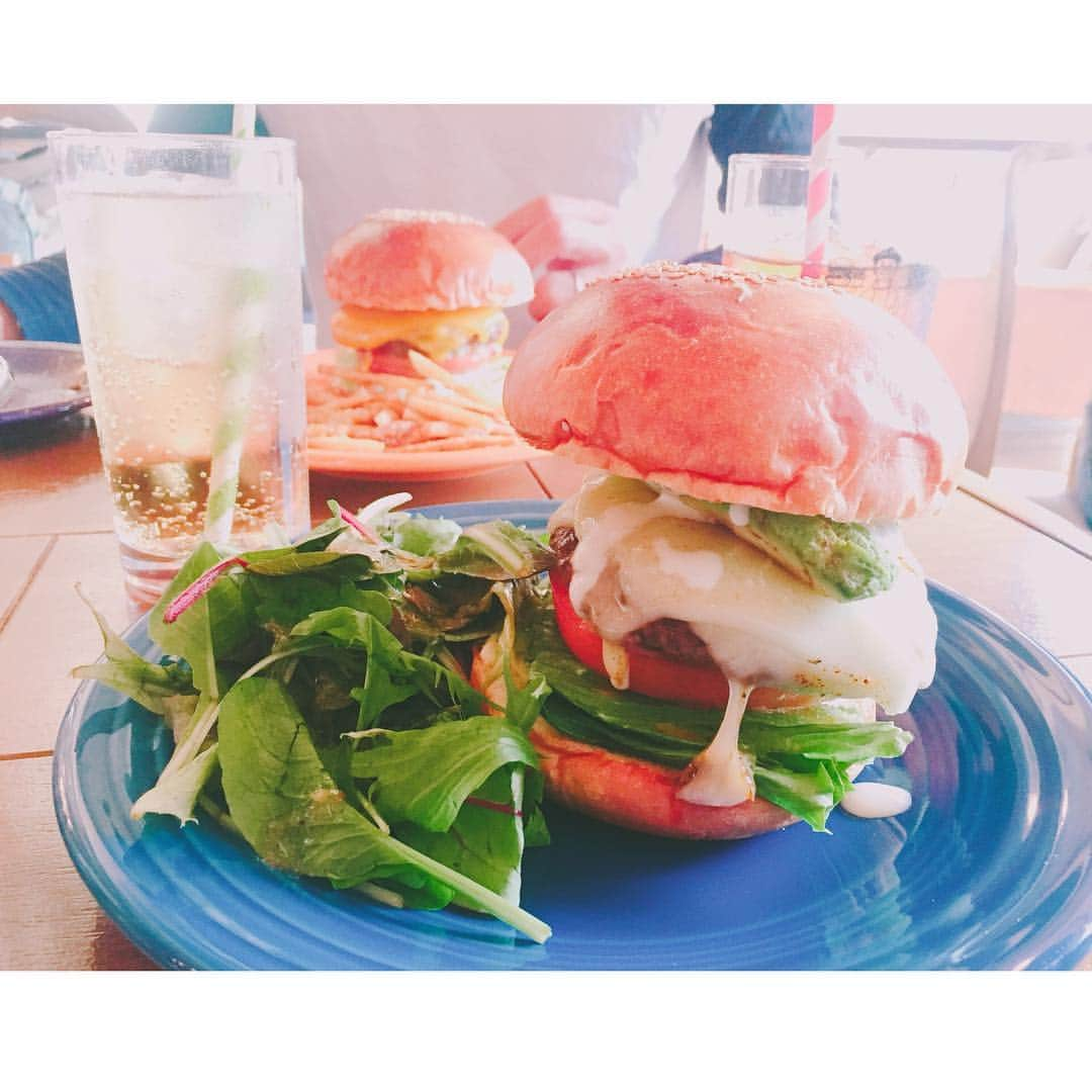 井川絵美さんのインスタグラム写真 - (井川絵美Instagram)「#off ハイミールでハンバーガーランチ🍔🇺🇸 アボカドとモッツァレラのハンバーガー😋 アゴがはずれるのでは…？ と心配になるほどの厚み🍔‼️ 口のまわりぐしゃぐしゃになったけど美味しかった💙 #浜松ランチ  #浜松市 #ハイミール #highmeal #ハンバーガーランチ」11月1日 18時29分 - igawa_emi