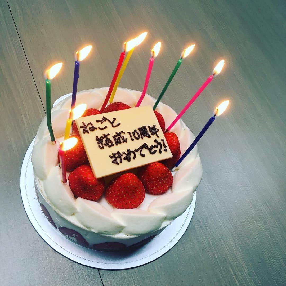のインスタグラム：「今日で結成10周年 スタッフから サプライズケーキ！ ありがとう ございます。 10年目もがんばるぞ。 #ねごと」