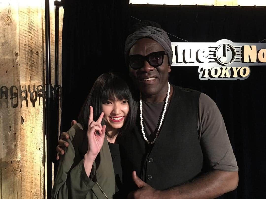 北口和沙さんのインスタグラム写真 - (北口和沙Instagram)「#おはよう ☀ 10/31 #ブルーノート #東京 💓 『 #RICHARDBONA ＆ #MANDEKANCUBANO 』 🇨🇲🇯🇵 #リチャードボナ が #来日 していたので会いにいってきました。  #Twitter に #アップ したけど、こっちにも。Twitterとは少し違う #写真 をアップ☺️📸🎶」11月2日 5時57分 - kazusa_kitaguchi