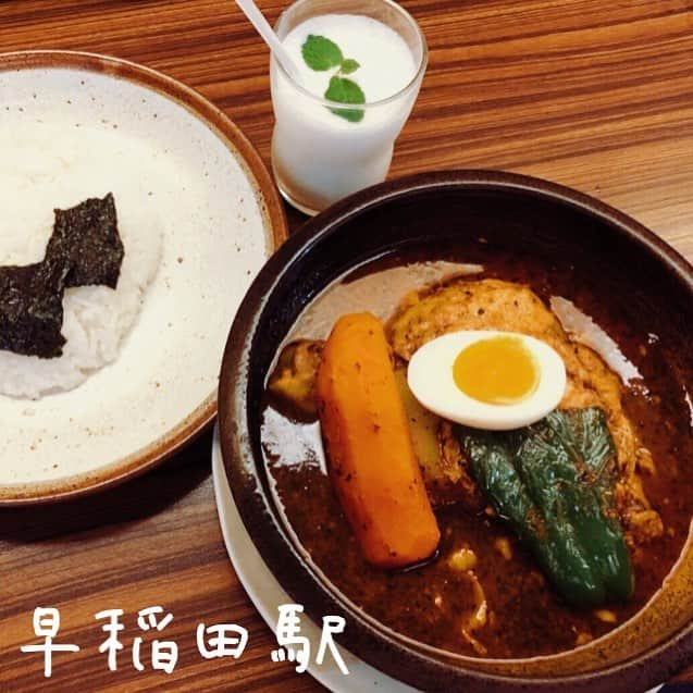 Ateliersのインスタグラム：「🍚東京らっきょブラザーズ🍗 🍴湯咖哩專賣店 📍東京都新宿区馬場下町61ー9山口ビル ⏲️11：30〜22：00 💸1000〜 👍香氣迷人的咖哩&大塊滿意的配料 👎用餐時間需要排隊、等餐時間較久 💁‍♂️午餐時間白飯加大免費&附贈一杯飲料、辣度可無上限自己調整🌶️🌶️🌶️ 📝位於早稻田大學附近的東京らっきょブラザーズ，是札幌らっきょ湯咖哩的分店，雖然以位於大學附近的餐廳來說價格偏高，但是每到午餐時間還是可以看到滿滿的人潮！最有人氣的雞腿湯咖哩裡面更是放了一整隻雞腿🍗！絕對給你滿滿的飽足感；辣度雖然可以自行選擇，但是小編覺得5就夠辣了😂  #ateliers #艾塔莉兒早稻田 #艾塔莉兒 #湯咖哩 #咖哩 #早稻田 #日本 #東京 #日本美食 #東京美食 #らっきょ #東京らっきょブラザーズ #スープカレー #カレー #グルメ #早稲田グルメ #tokyo #japan #waseda #curry #soupcurry #먹스타그램 #와세다 #카레 #카레맛집 #스프카레 #토교#일본카레#맛집추전 #와세다맛집」