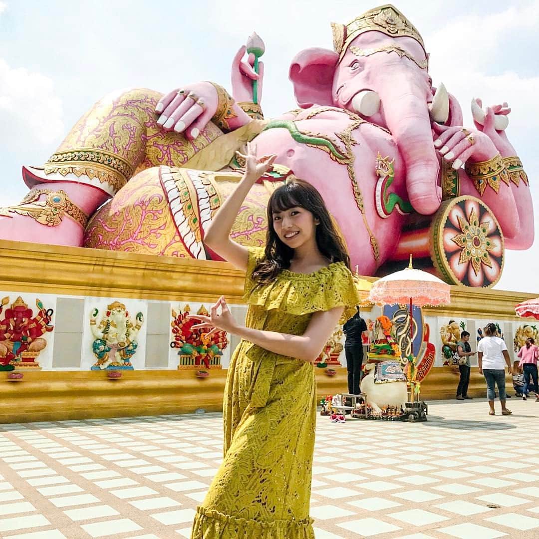 のインスタグラム：「まいちゅん写真集の旅(19) 写真集の撮影もいよいよ後半。  バンコク編がスタート、まず最初のロケ地は、巨大なピンクガネーシャのあるワット・サマーンラッタナーラームという寺院。象の頭と人間の太鼓腹を持つ不思議な見た目の神さまなんですが、とにかく大きい！バンコクからバスで約2時間かかりましたが、迫力に圧倒されました^_^ #乃木坂  #新内眞衣  #タイ  #バンコク  #ピンクのガネーシャ #オールナイトニッポン０」