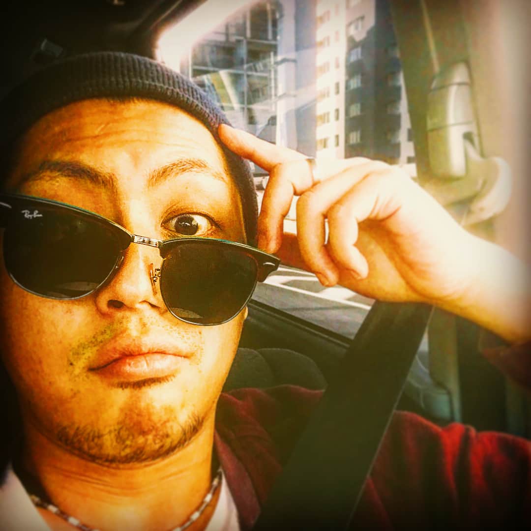 孝介のインスタグラム：「ツクバヘ。レッツゴー。 今日は快晴。 いいことだん。  #japan #つくば #sunglasses #rayban #green #knitcap」