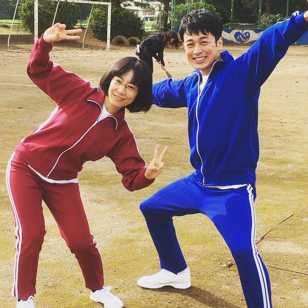 テレビ朝日「オトナ高校」さんのインスタグラム写真 - (テレビ朝日「オトナ高校」Instagram)「. 今日は体育の日‼️ ジャージ姿で、はいっポーズ🙌 . #オトナ高校  #やらみそ #テレビ朝日 #土曜ナイトドラマ  #ヒミコ #山田真歩 #ヤルデンテ #夕輝壽太 #撮影中 #オフショット #なにこのコンビ #かわいすぎる #休憩時間に #サッカーしたり #キャッチボールしたり #筋トレしたり #運動神経抜群の #ヒミコとヤルデンテ #このふたりの #かわいいエピソードは #これからのお楽しみ😘 #体育の日 #🍒」10月9日 12時31分 - otona_koukou