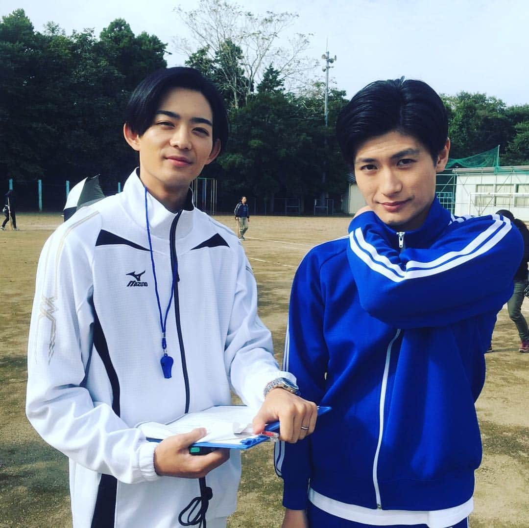 テレビ朝日「オトナ高校」のインスタグラム：「. カメラを向けたらいつもキメ顔してくれるイケメンふたり🙏💕💕 体育の日なのでいつもと違う衣裳で✌️ . #オトナ高校  #やらみそ #テレビ朝日 #土曜ナイトドラマ  #チェリート #三浦春馬 #ペガサス #竜星涼 #撮影中 #オフショット #さあさあ #みなさんお待ちかね #イケメン対イケメン #チェリート対ペガサス #ほほえみの貴公子 #眩しいよ #尊いよ #ジャージ姿も #いけめてる #同じ時代に生まれてよかった #記念すべき今日は #体育の日 #🍒」