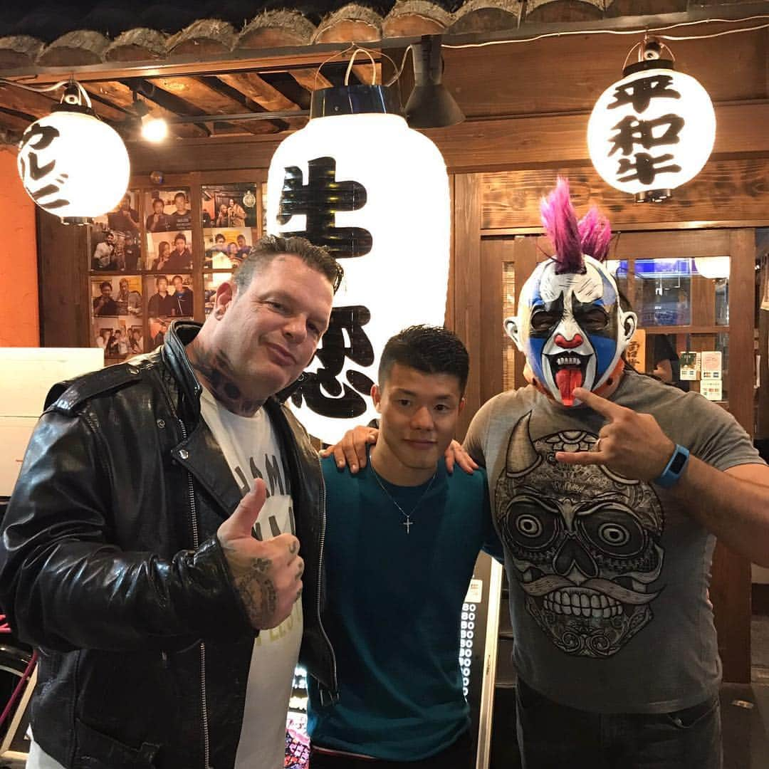 亀田和毅さんのインスタグラム写真 - (亀田和毅Instagram)「‪Un placer conocer a dos grandes de la AAA @psychoclown1  @vampirovudu una leyenda y gran persona. suerte mañana!!!‬ #vampiro #psycoclown #lucha #luchalibre #AAA #leyenda #persona #cabrones #プロレス #スゴイ #ありがとう #よし #明日も #頑張るぞ」10月9日 22時32分 - tomokikameda