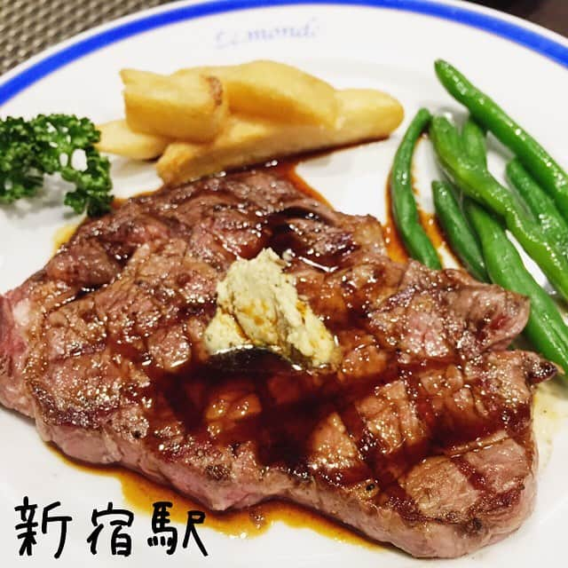 Ateliersさんのインスタグラム写真 - (AteliersInstagram)「🐂Le Monde ル・モンド🍖 🍴CP值爆表牛排館 📍東京都新宿区西新宿1-16-11 1F ⏲️平日&六 11:00～15:00 17:00～22:00  假日晚上提早一小時結束營業 💸1500～¥ 🏠看得到廚師們料理的長桌吧檯👨‍🍳 👍牛排好吃+CP值超高 👎位子狹小+不早點來需排隊 💁‍♂️看起來超不起眼的薯條卻非常好吃😋 👫適合在新宿血拼後，錢包空空的時候來 📝再度由惠比壽小王子推薦的ル・モンド🤴🏻，ㄧ吃果然讓艾塔莉兒的其他凡夫俗子驚艷😱！150g的牛排居然只要1000出頭！在東京化不可能為可能的奇蹟餐廳就是這間了！牛排旁邊的薯條看似平凡，沒想到居然這麼好吃！（悶騷），另外還有附沙拉🥗和白飯喔～ 只是位子狹小而且常常要排隊，所以可能不適合久坐聊天就是了🤔  #艾塔莉兒新宿 #艾塔莉兒 #ateliersjpn #牛排 #日本 #東京 #新宿 #東京美食 #日本料理 #ステーキ #ルモンド #新宿グルメ #グルメ #肉 #肉食 #steak #japan #shinjuku #lemonde #tokyo#스테이크 #먹스타그램 #고기#도교#레스토랑 #신주쿠#일본#도교맛집#소고기」10月9日 22時59分 - ateliersjpn