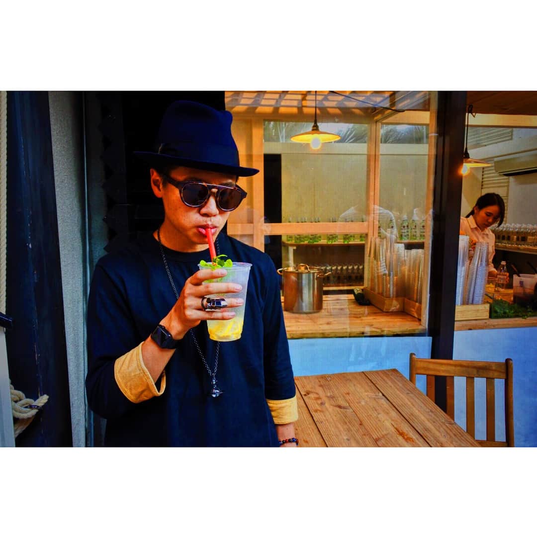 鎧坂哲哉のインスタグラム：「昨日は宮島に行ってきました！ とても暑かったので、モヒート専門店でさっぱりとフレッシュレモンモヒートを頂きました！ #宮島 #モヒート #専門店 #厳島神社大鳥居」