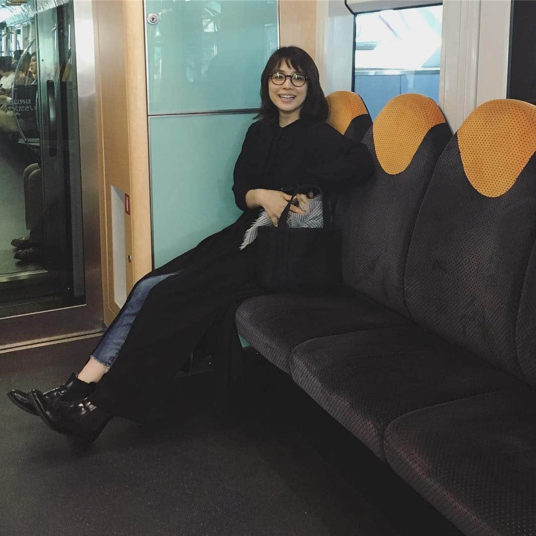 石田ゆり子さんのインスタグラム写真 - (石田ゆり子Instagram)「撮影の合間に モノレール🚝。 空を飛んでるみたい。 高所恐怖症ですが 楽しいなっと😭👏🏻」10月9日 15時11分 - yuriyuri1003