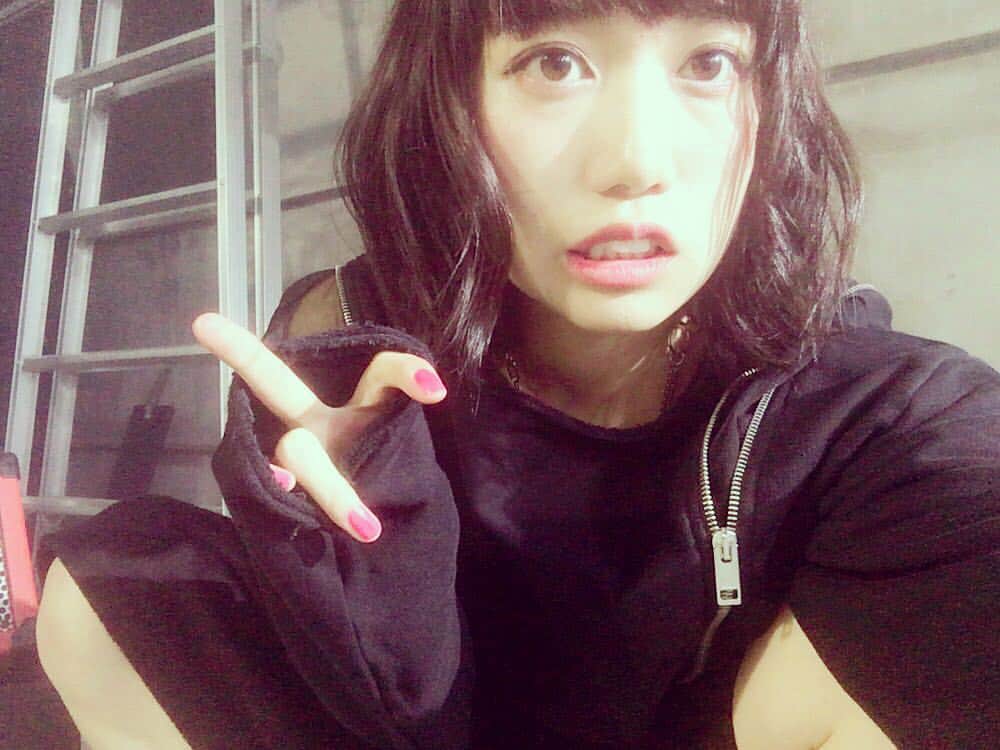 のインスタグラム：「ぴーすーぴーすー✌︎('ω'✌︎ ) もう少しで また一つ発表できるから 待っててねええええええ  #comingsoon  #首いたいよー #ひたすら  #がんばりました #楽しみ楽しみ」