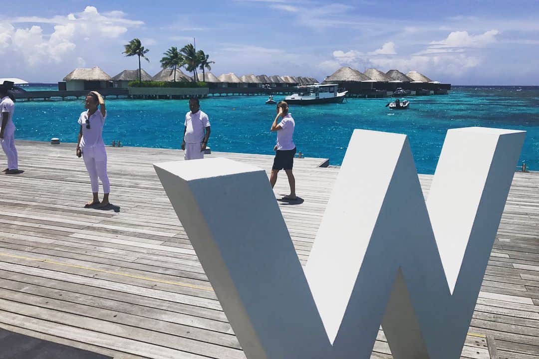 馬淵優佳さんのインスタグラム写真 - (馬淵優佳Instagram)「4日目からはW Maldivesに移動✨こちらはポップでファンキーな雰囲気でした！至る所にWがあってインスタ映え🙆名前入りのマグカップ…気付くまで時間かかった笑 #wmaldives#maldives#honeymoon#resort#beach#pool」10月9日 18時40分 - mabu0205