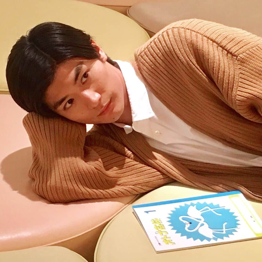 テレビ朝日「オトナ高校」さんのインスタグラム写真 - (テレビ朝日「オトナ高校」Instagram)「. とある取材中📸 徐々に距離を縮めるスタッフに気付いてカメラ目線くれる英人座長🙈💓 . #オトナ高校 #やらみそ #テレビ朝日 #土曜ナイトドラマ #三浦春馬 #チェリート #英人 #取材中 #これは #シャッターチャーーンスッ #こっちむいて #こっちむいてほしい #こっちむいてほしいいいい #はっ！ #募る想いの三段活用 #伝わった！ #ありがとうございます🙏 #優しさのかたまり🙏 #連休最終日 #明日からのみなさんの #活力になりますように #そして週末は #オトナ高校 #見てくださーーい✌️ #🍒」10月9日 19時06分 - otona_koukou