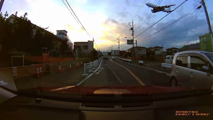 小森高博のインスタグラム：「飛行機めっちゃ近い。横田基地の近くで。「怖い怖い〜」ていうオイラの情けない声が入ってるので音声無しw」