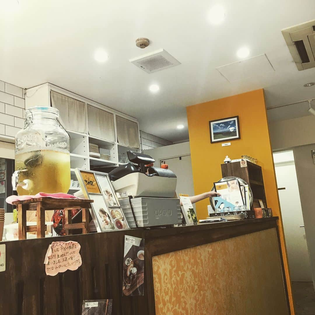 大阪グルメウォークさんのインスタグラム写真 - (大阪グルメウォークInstagram)「Introducing No. 73 "Dojima Sweets Café"!! *** For 1 ticket, you will receive a "Dojima Pudding Ice Cream". *** * This ice cream is made with their famous custard pudding.  It is the perfect harmony of 2 popular desserts.  This café serves other sweets as well, so you definitely want to stop by for tea time or purchase for a gift to go.  It is walking distance from Osaka station, but closest from Kitashinchi station.  こんばんは！富永です🌸 ✴︎ 本日は、 NO.73【堂島スウィーツ本店カフェ/Dojima Sweets Café 】さんです！！ ✴︎ チケット1枚で ☆堂島プリンアイス☆ いただけます😋 ✴︎ 堂島プリンや魔法のロールで有名な 堂島スウィーツの本店へ 行って参りました😊😊 ✴︎ 北新地駅からが1番近いようですが、 梅田や大阪駅からでも徒歩圏内ですよ💪 ✴︎ 今回は堂島プリンアイスを頂きましたが、 まず、丸いアイスが２つと、 下にコーンフレークが入っています^_^ ✴︎ そして、プリンとアイスが絶妙です🍮🍨 本当に掛け合わせ方が上手いです！笑 ちょうどいい甘さで、プリンの味も しっかりするデザートです😋👍😋 ✴︎ 店内には、テーブル席が６席ほどあり、 現在は、季節に合わせて 可愛らしいハロウィン仕様でした🎃👻 ✴︎ もちろん堂島プリンアイスの他にも テイクアウトのお品物もあったので、 そちらも試して頂けたらと思います🍮🍨 ✴︎ 有名な堂島スウィーツさんの 堂島プリンアイス、是非お試しください🌟 次回もお楽しみに🎊🎊 ✴︎ ⚡️⚡️⚡️⚡️⚡️⚡️⚡️⚡️ グルメウォークチケットは 4000円で販売しております！ チケットは7か所で購入できますので 是非お買い求めください☆ 詳しくはhpへ！ ➡︎ http://gourmet-walk.com このアカウントのトップページから飛べます🎃 ⚡️⚡️⚡️⚡️⚡️⚡️⚡️⚡️ #大阪 #心斎橋 #難波 #なんば #道頓堀 #ミナミ #大阪名物 #大阪グルメ #大阪観光  #食 #食べ歩き #ちょい飲み  #グルメウォーク  #osaka #shinsaibashi #namba #dotonbori  #gourmet #foodstagram #delicious  #instafood #tasty #japanesefood #osakatrip #gourmetwalk  #堂島 #プリン #アイス #カフェ #sweet」10月9日 19時16分 - osakagourmetwalk