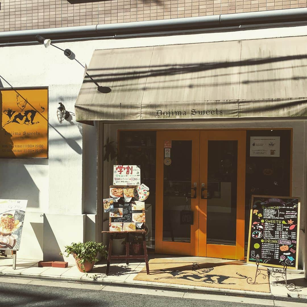 大阪グルメウォークさんのインスタグラム写真 - (大阪グルメウォークInstagram)「Introducing No. 73 "Dojima Sweets Café"!! *** For 1 ticket, you will receive a "Dojima Pudding Ice Cream". *** * This ice cream is made with their famous custard pudding.  It is the perfect harmony of 2 popular desserts.  This café serves other sweets as well, so you definitely want to stop by for tea time or purchase for a gift to go.  It is walking distance from Osaka station, but closest from Kitashinchi station.  こんばんは！富永です🌸 ✴︎ 本日は、 NO.73【堂島スウィーツ本店カフェ/Dojima Sweets Café 】さんです！！ ✴︎ チケット1枚で ☆堂島プリンアイス☆ いただけます😋 ✴︎ 堂島プリンや魔法のロールで有名な 堂島スウィーツの本店へ 行って参りました😊😊 ✴︎ 北新地駅からが1番近いようですが、 梅田や大阪駅からでも徒歩圏内ですよ💪 ✴︎ 今回は堂島プリンアイスを頂きましたが、 まず、丸いアイスが２つと、 下にコーンフレークが入っています^_^ ✴︎ そして、プリンとアイスが絶妙です🍮🍨 本当に掛け合わせ方が上手いです！笑 ちょうどいい甘さで、プリンの味も しっかりするデザートです😋👍😋 ✴︎ 店内には、テーブル席が６席ほどあり、 現在は、季節に合わせて 可愛らしいハロウィン仕様でした🎃👻 ✴︎ もちろん堂島プリンアイスの他にも テイクアウトのお品物もあったので、 そちらも試して頂けたらと思います🍮🍨 ✴︎ 有名な堂島スウィーツさんの 堂島プリンアイス、是非お試しください🌟 次回もお楽しみに🎊🎊 ✴︎ ⚡️⚡️⚡️⚡️⚡️⚡️⚡️⚡️ グルメウォークチケットは 4000円で販売しております！ チケットは7か所で購入できますので 是非お買い求めください☆ 詳しくはhpへ！ ➡︎ http://gourmet-walk.com このアカウントのトップページから飛べます🎃 ⚡️⚡️⚡️⚡️⚡️⚡️⚡️⚡️ #大阪 #心斎橋 #難波 #なんば #道頓堀 #ミナミ #大阪名物 #大阪グルメ #大阪観光  #食 #食べ歩き #ちょい飲み  #グルメウォーク  #osaka #shinsaibashi #namba #dotonbori  #gourmet #foodstagram #delicious  #instafood #tasty #japanesefood #osakatrip #gourmetwalk  #堂島 #プリン #アイス #カフェ #sweet」10月9日 19時16分 - osakagourmetwalk