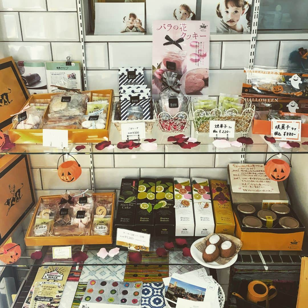 大阪グルメウォークさんのインスタグラム写真 - (大阪グルメウォークInstagram)「Introducing No. 73 "Dojima Sweets Café"!! *** For 1 ticket, you will receive a "Dojima Pudding Ice Cream". *** * This ice cream is made with their famous custard pudding.  It is the perfect harmony of 2 popular desserts.  This café serves other sweets as well, so you definitely want to stop by for tea time or purchase for a gift to go.  It is walking distance from Osaka station, but closest from Kitashinchi station.  こんばんは！富永です🌸 ✴︎ 本日は、 NO.73【堂島スウィーツ本店カフェ/Dojima Sweets Café 】さんです！！ ✴︎ チケット1枚で ☆堂島プリンアイス☆ いただけます😋 ✴︎ 堂島プリンや魔法のロールで有名な 堂島スウィーツの本店へ 行って参りました😊😊 ✴︎ 北新地駅からが1番近いようですが、 梅田や大阪駅からでも徒歩圏内ですよ💪 ✴︎ 今回は堂島プリンアイスを頂きましたが、 まず、丸いアイスが２つと、 下にコーンフレークが入っています^_^ ✴︎ そして、プリンとアイスが絶妙です🍮🍨 本当に掛け合わせ方が上手いです！笑 ちょうどいい甘さで、プリンの味も しっかりするデザートです😋👍😋 ✴︎ 店内には、テーブル席が６席ほどあり、 現在は、季節に合わせて 可愛らしいハロウィン仕様でした🎃👻 ✴︎ もちろん堂島プリンアイスの他にも テイクアウトのお品物もあったので、 そちらも試して頂けたらと思います🍮🍨 ✴︎ 有名な堂島スウィーツさんの 堂島プリンアイス、是非お試しください🌟 次回もお楽しみに🎊🎊 ✴︎ ⚡️⚡️⚡️⚡️⚡️⚡️⚡️⚡️ グルメウォークチケットは 4000円で販売しております！ チケットは7か所で購入できますので 是非お買い求めください☆ 詳しくはhpへ！ ➡︎ http://gourmet-walk.com このアカウントのトップページから飛べます🎃 ⚡️⚡️⚡️⚡️⚡️⚡️⚡️⚡️ #大阪 #心斎橋 #難波 #なんば #道頓堀 #ミナミ #大阪名物 #大阪グルメ #大阪観光  #食 #食べ歩き #ちょい飲み  #グルメウォーク  #osaka #shinsaibashi #namba #dotonbori  #gourmet #foodstagram #delicious  #instafood #tasty #japanesefood #osakatrip #gourmetwalk  #堂島 #プリン #アイス #カフェ #sweet」10月9日 19時16分 - osakagourmetwalk