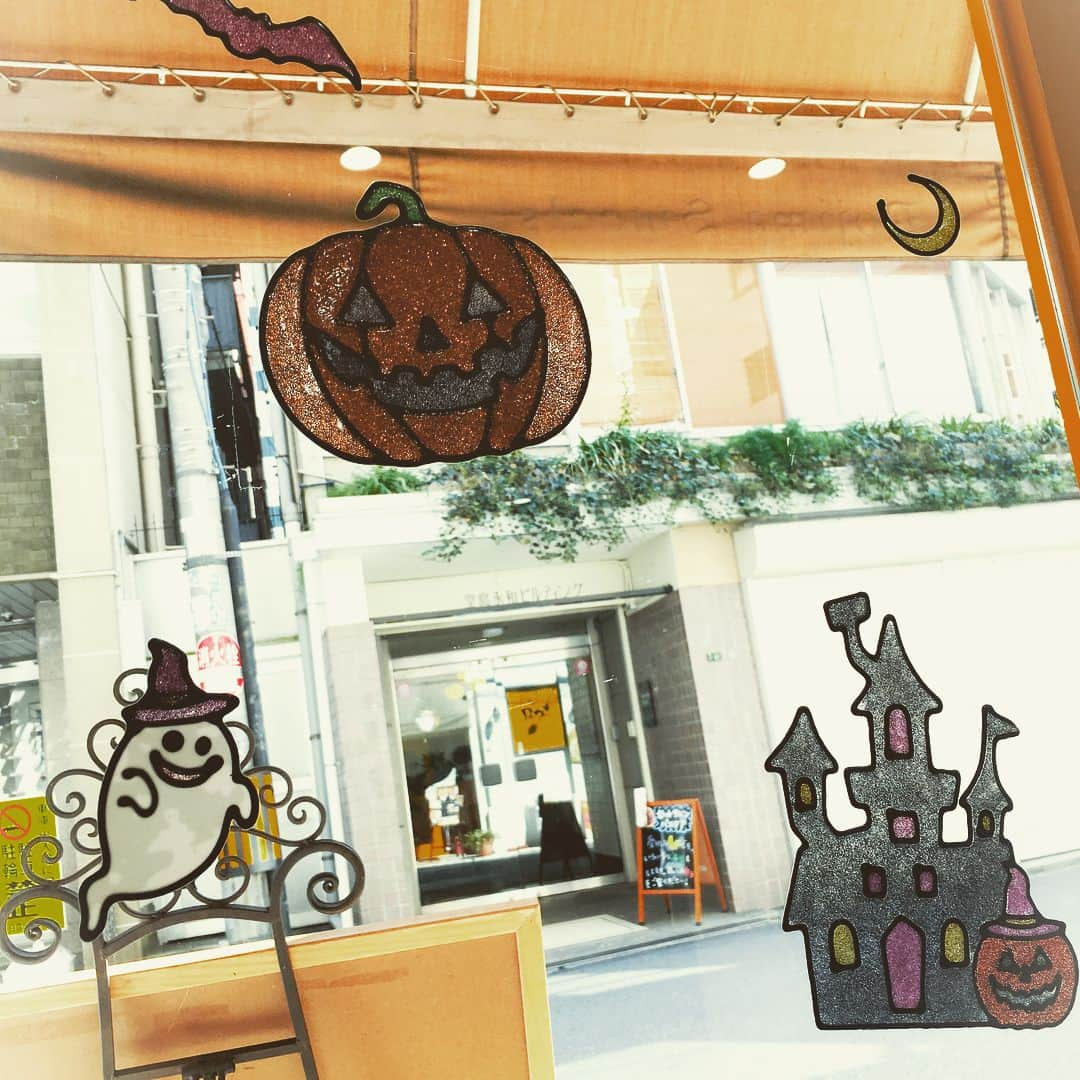 大阪グルメウォークさんのインスタグラム写真 - (大阪グルメウォークInstagram)「Introducing No. 73 "Dojima Sweets Café"!! *** For 1 ticket, you will receive a "Dojima Pudding Ice Cream". *** * This ice cream is made with their famous custard pudding.  It is the perfect harmony of 2 popular desserts.  This café serves other sweets as well, so you definitely want to stop by for tea time or purchase for a gift to go.  It is walking distance from Osaka station, but closest from Kitashinchi station.  こんばんは！富永です🌸 ✴︎ 本日は、 NO.73【堂島スウィーツ本店カフェ/Dojima Sweets Café 】さんです！！ ✴︎ チケット1枚で ☆堂島プリンアイス☆ いただけます😋 ✴︎ 堂島プリンや魔法のロールで有名な 堂島スウィーツの本店へ 行って参りました😊😊 ✴︎ 北新地駅からが1番近いようですが、 梅田や大阪駅からでも徒歩圏内ですよ💪 ✴︎ 今回は堂島プリンアイスを頂きましたが、 まず、丸いアイスが２つと、 下にコーンフレークが入っています^_^ ✴︎ そして、プリンとアイスが絶妙です🍮🍨 本当に掛け合わせ方が上手いです！笑 ちょうどいい甘さで、プリンの味も しっかりするデザートです😋👍😋 ✴︎ 店内には、テーブル席が６席ほどあり、 現在は、季節に合わせて 可愛らしいハロウィン仕様でした🎃👻 ✴︎ もちろん堂島プリンアイスの他にも テイクアウトのお品物もあったので、 そちらも試して頂けたらと思います🍮🍨 ✴︎ 有名な堂島スウィーツさんの 堂島プリンアイス、是非お試しください🌟 次回もお楽しみに🎊🎊 ✴︎ ⚡️⚡️⚡️⚡️⚡️⚡️⚡️⚡️ グルメウォークチケットは 4000円で販売しております！ チケットは7か所で購入できますので 是非お買い求めください☆ 詳しくはhpへ！ ➡︎ http://gourmet-walk.com このアカウントのトップページから飛べます🎃 ⚡️⚡️⚡️⚡️⚡️⚡️⚡️⚡️ #大阪 #心斎橋 #難波 #なんば #道頓堀 #ミナミ #大阪名物 #大阪グルメ #大阪観光  #食 #食べ歩き #ちょい飲み  #グルメウォーク  #osaka #shinsaibashi #namba #dotonbori  #gourmet #foodstagram #delicious  #instafood #tasty #japanesefood #osakatrip #gourmetwalk  #堂島 #プリン #アイス #カフェ #sweet」10月9日 19時16分 - osakagourmetwalk