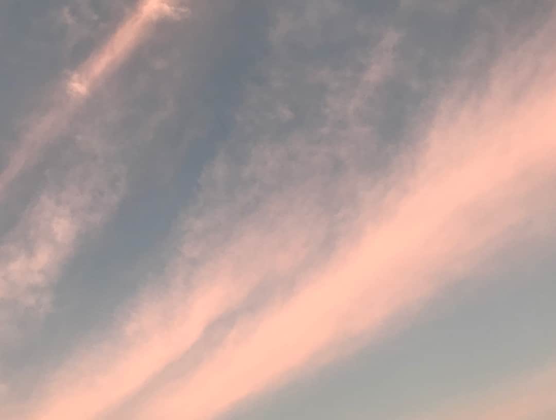 眞家泉さんのインスタグラム写真 - (眞家泉Instagram)「🌆 秋の夕焼けがとても好きです。 刻一刻と変わってゆくー。 . 1：1番のお気に入り写真で 2：どこかに鳥がいて 3：どこかに飛行機がいます . #難易度高め #シンキングタイム #スタート #秋空 #夕焼け」10月9日 19時54分 - maie_izumi
