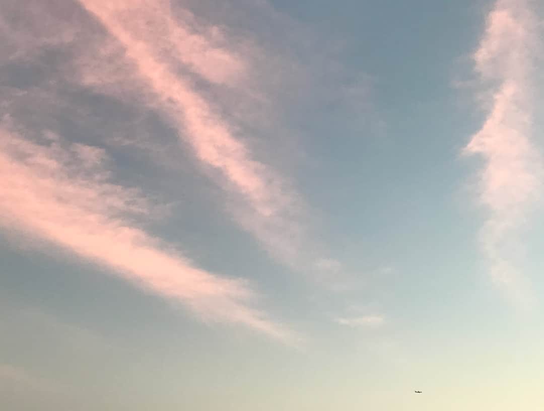 眞家泉さんのインスタグラム写真 - (眞家泉Instagram)「🌆 秋の夕焼けがとても好きです。 刻一刻と変わってゆくー。 . 1：1番のお気に入り写真で 2：どこかに鳥がいて 3：どこかに飛行機がいます . #難易度高め #シンキングタイム #スタート #秋空 #夕焼け」10月9日 19時54分 - maie_izumi