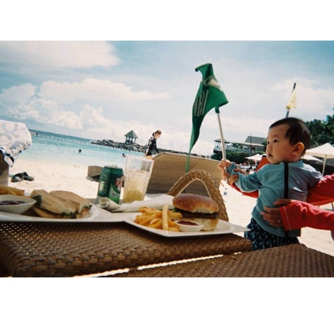 本仮屋リイナさんのインスタグラム写真 - (本仮屋リイナInstagram)「ビーチでハンバーガーランチ！😲🍔🍟🌟 #その後、夫婦揃って食あたり～🙌 #美味しかったから、まる🙆 #cebu #philippines」10月9日 20時42分 - riina_motokariya