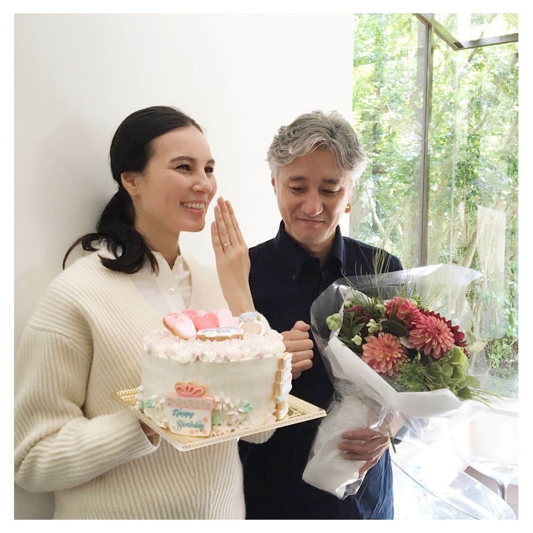 田沢美亜さんのインスタグラム写真 - (田沢美亜Instagram)「私事ですが、 結婚を致しました。  昨日は旦那さまと撮影❤︎ 結婚&誕生日の祝福をしてもらい本当に幸せものです。 夫婦の良い思い出になりました。 エクラのみなさまに感謝❤︎感謝です。  thank you always to @eclat.magazine 💋」10月9日 21時08分 - miatazawa