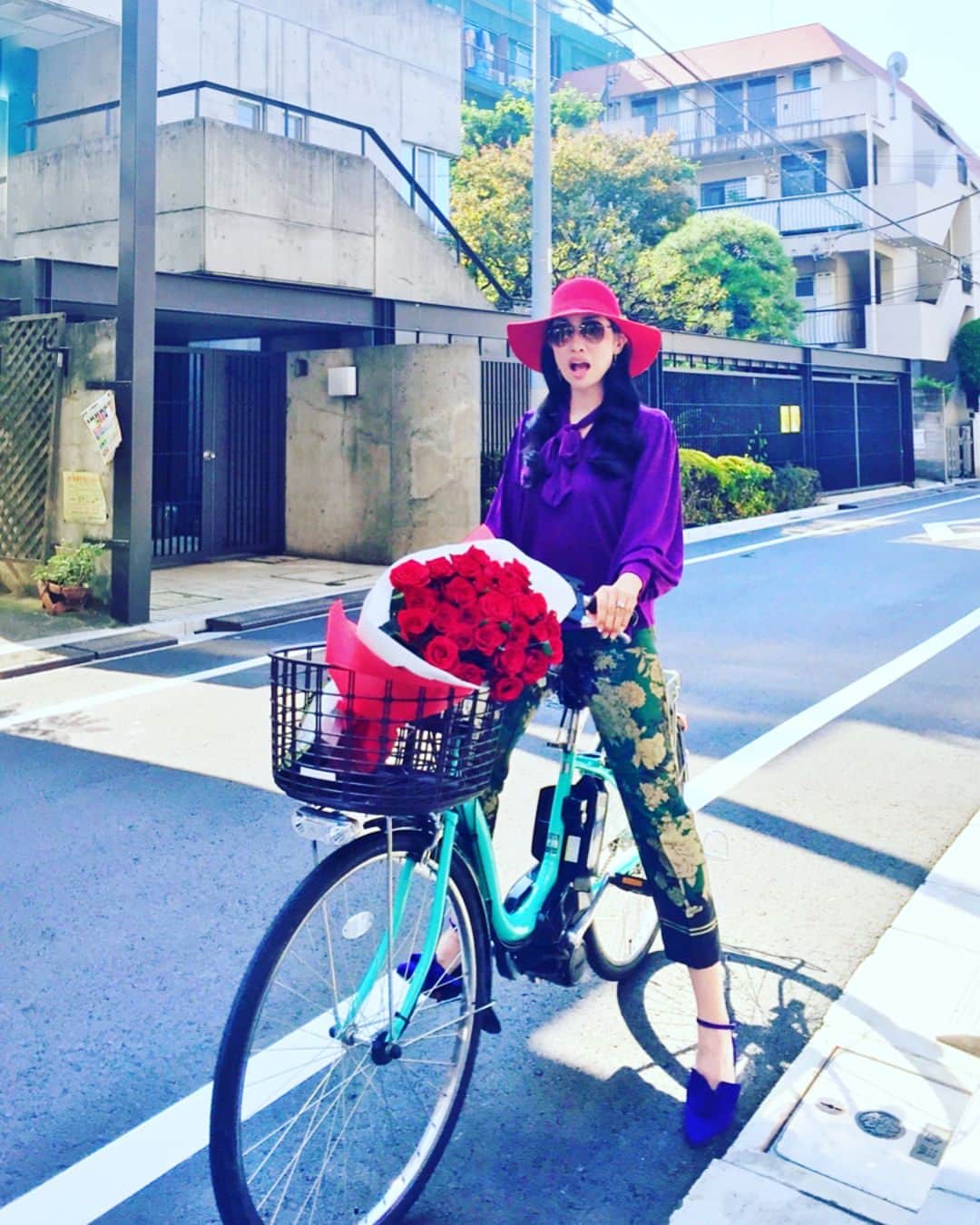 アンミカさんのインスタグラム写真 - (アンミカInstagram)「全身ZARAの装いで、バラの花束を積んで自転車に🚲🌹かなり個性的な役のお仕事、楽しかったです♫ #また放送日お伝えします！ #演技のお仕事も最近楽しい♫ #電動自転車に初めて乗りました #model #ahnmika #fashion #ootd #アンミカ  トップス #zara パンツ  #zara  靴  #zara 帽子  #cinequanon」10月9日 21時26分 - ahnmikaofficial