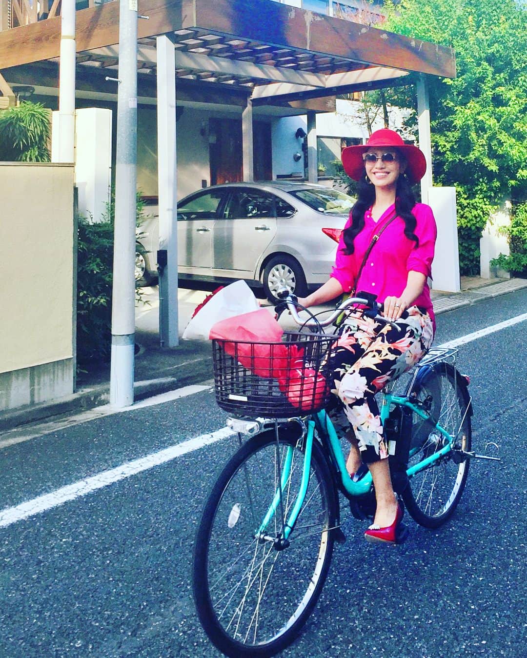 アンミカさんのインスタグラム写真 - (アンミカInstagram)「全身ZARAの装いで、バラの花束を積んで自転車に🚲🌹かなり個性的な役のお仕事、楽しかったです♫ #また放送日お伝えします！ #演技のお仕事も最近楽しい♫ #電動自転車に初めて乗りました #model #ahnmika #fashion #ootd #アンミカ  トップス #zara パンツ  #zara  靴  #zara 帽子  #cinequanon」10月9日 21時26分 - ahnmikaofficial