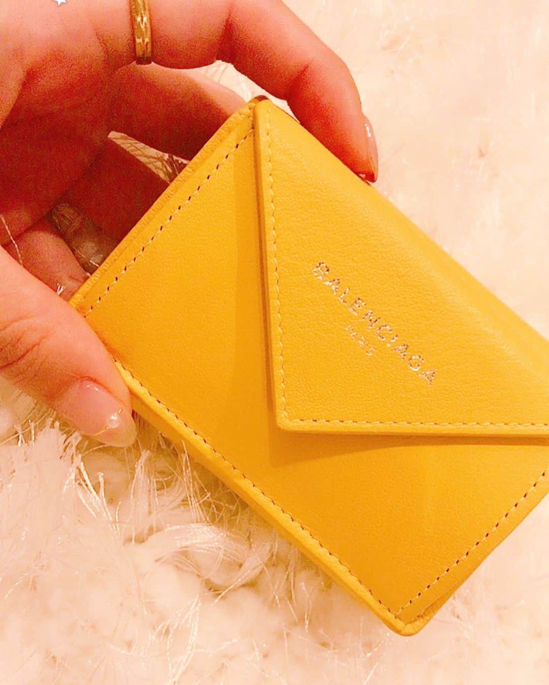 鈴木 あやさんのインスタグラム写真 - (鈴木 あやInstagram)「. 最近のお気に入り🌾🌾 . ちっちゃい鞄👜が持ちたくて BALENCIAGAのお財布GET💕 . 合わせて持ちたくて 鞄も黄色にしちゃった🍋🍋 #最近のお気に入り #お気に入り #favorite #財布 #Wallet #バレンシアガ #balenciaga #鞄 #バッグ #bag #mercuryduo #iPhone よりも#小さい のに#案外入る から#使えるよ #黄色のお財布 とか#お金溜まりそうだね #可愛い #cute #明日は東京行くよ #日帰りだけどね」10月9日 21時12分 - ayachu69