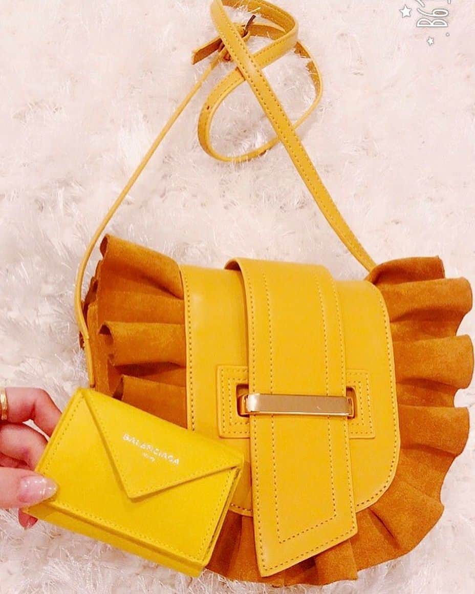 鈴木 あやさんのインスタグラム写真 - (鈴木 あやInstagram)「. 最近のお気に入り🌾🌾 . ちっちゃい鞄👜が持ちたくて BALENCIAGAのお財布GET💕 . 合わせて持ちたくて 鞄も黄色にしちゃった🍋🍋 #最近のお気に入り #お気に入り #favorite #財布 #Wallet #バレンシアガ #balenciaga #鞄 #バッグ #bag #mercuryduo #iPhone よりも#小さい のに#案外入る から#使えるよ #黄色のお財布 とか#お金溜まりそうだね #可愛い #cute #明日は東京行くよ #日帰りだけどね」10月9日 21時12分 - ayachu69