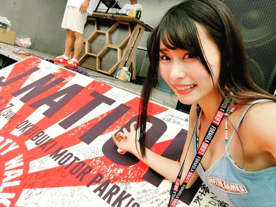 塚田綾佳さんのインスタグラム写真 - (塚田綾佳Instagram)「☑ ・ ・ 寄せ書き描いたよ♪♪❣️🎌 ・ ・ #JNATION #LibertyWalk  #リバティーウォーク #okuibukimotorpark #奥伊吹モーターパーク #滋賀県 #スーパーカー #国産車 #旧車 #アメ車 #カスタム #加藤歩 #シャコタンコヤジ  #MOTORGAMES #MSC #MSCチャレンジ #MotorGamesSupportGirls #motorgamesgirls #サポートガール #FD  #SHOWGATE #showgatemodels #イエローキャブ #グラビア #塚田綾佳 #ayakatsukada #아야카」10月9日 21時14分 - tsukada_ayaka