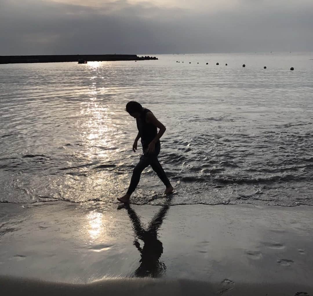 坂田陽子さんのインスタグラム写真 - (坂田陽子Instagram)「BBQ@葉山 ・ ねえみんな。夏ってもう終わってるんだよね😂？ ・ 10月の海は冷たかったけど、 最高の想い出をありがとう！ ・ #bbq #葉山 #森戸海岸  #大人も #子供も #はしゃぎまくり  #10月の海は堪えるわ #拒否してはみたものの #ドボン される直前に #ポケットの携帯を砂浜に投げた私 #温かい豚汁に救われた @indy.leciel.aimer.mam  #ありがとう」10月10日 8時37分 - yokosakata