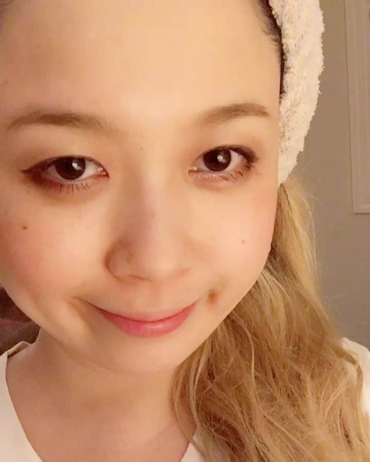 川瀬智子のインスタグラム：「メイク落とす前に... #湿気の野郎がすごい息巻いていた今日だけどなかなかメイク保てたやん？と思って近づいたらやっぱり顔まだらでした😛 #湿気の野郎 #10.9FCイベント楽しかっだありがとう( ´∀｀)まだ寝ぬよ」