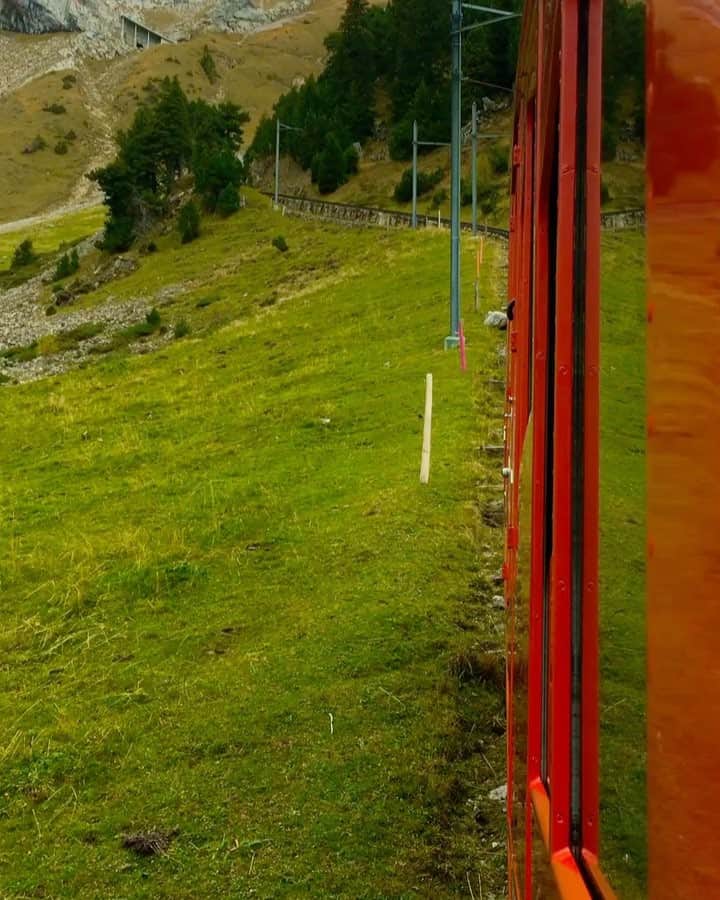 Hatice Korkmaz The Color Queenのインスタグラム：「This is the steepest cogwheel railway of the world and it is fantastic 😍❤️💚 Today we had the golden round trip from Lucerne which took us to Mount Pilatus the summit of 2,132 by boat, cogwheel railway, aerial cableway and panorama gondolas. Lucerne'e giderseniz gölde tekne gezisi, videoda gordugunuz 2132 metreye cikan dunyanin en tatlis treni ve teleferik yolculugundan olusan turu mutlaka yapmanizi tavsiye ederim💚❤️ thanks to @ilove_lucerne and @grandhotelnational_luzern for such a good hospitality❤️ #mylucerne #lakelucerneregion #grandhotelnational  #switzerland」