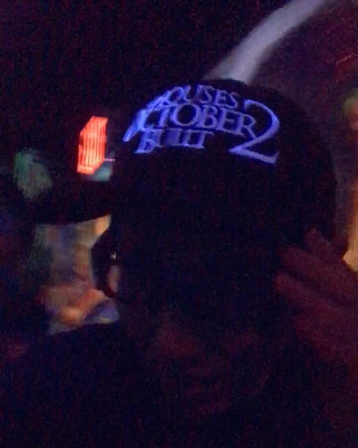 小林尊のインスタグラム：「Went to @bloodmanornyc for the official @housesoctoberbuilt night💀 Video P2 アメリカのお化け屋敷 パート2 入ったことを後悔しながら進むとこ。  #hauntedhouse #horrormovies」