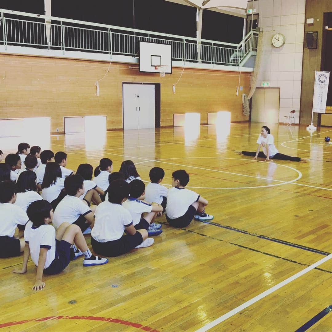 畠山愛理さんのインスタグラム写真 - (畠山愛理Instagram)「今日は夢・未来プロジェクトで武蔵野市立第五小学校に行ってきました✨新体操の手具体験をしてもらったり、夢についての話しや、6年生のみんなとは一緒にマット運動もやらせて頂きました😊✨みんな夢を持って頑張ってね🌸✨」10月10日 18時14分 - airihatakeyama
