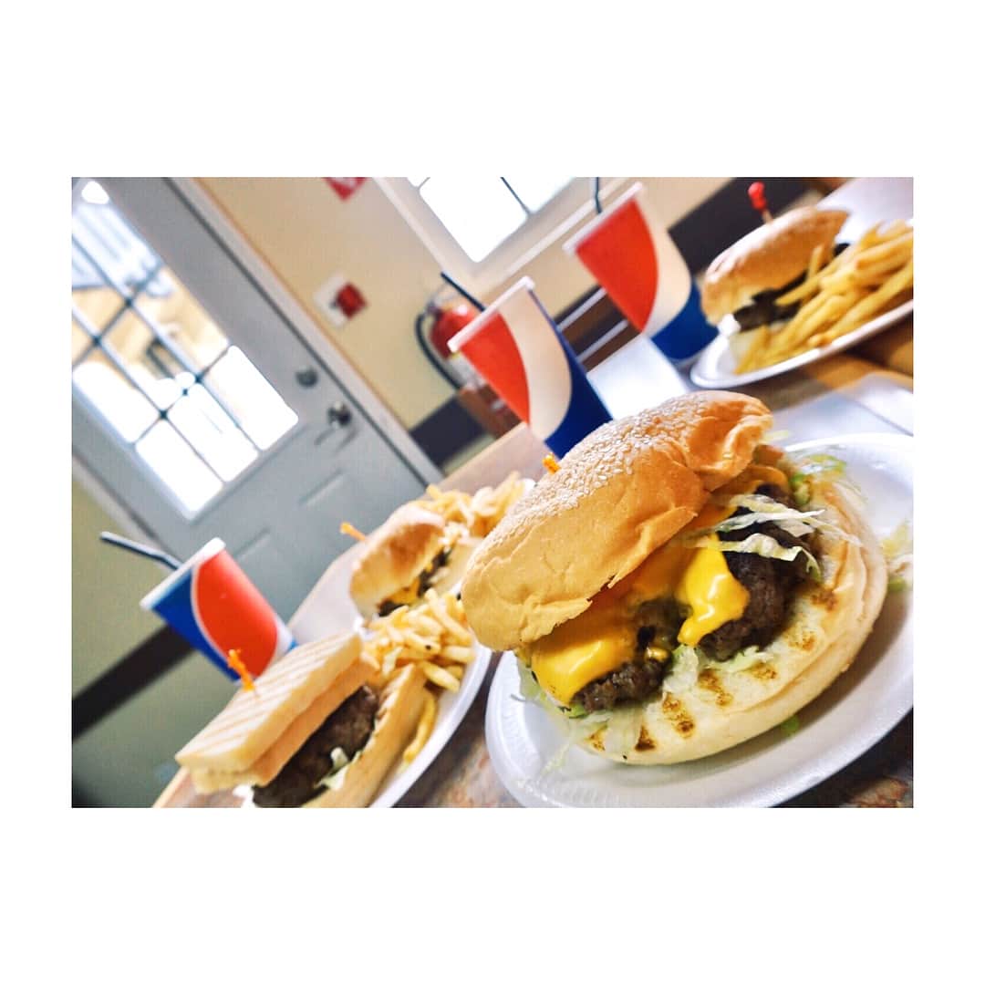 西村笑花さんのインスタグラム写真 - (西村笑花Instagram)「🍔 ・ ・ #hamburgerlover 😍😍❤️ #ハンバーガー大好き #hamburger #yum #guam #guamfood  #mesklados #emiguam🌴#emika_trip」10月10日 16時58分 - emika_nishimura