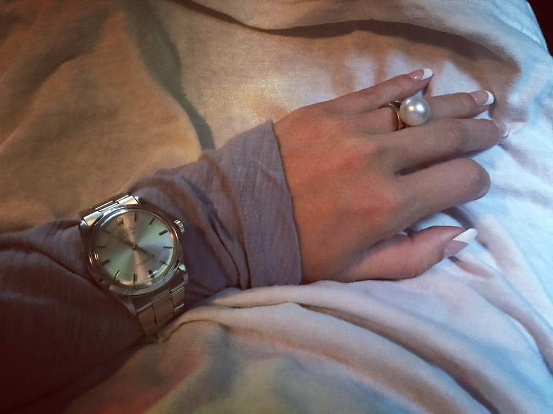 金子綾さんのインスタグラム写真 - (金子綾Instagram)「今日の左手。 随分前に母のパールネックレスをリメイクしてもらったリング。 最近、出番が多い。」10月10日 16時57分 - ayaaa0707