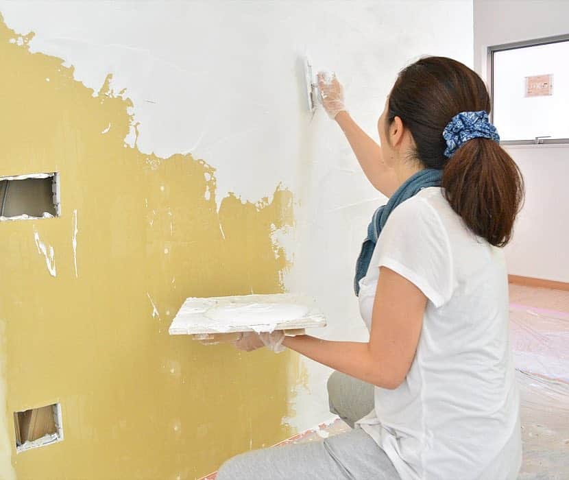Miyazakikoumutenのインスタグラム：「先日の塗り壁の様子。壁一面が漆喰で真っ白になり部屋の中もとても明るくなりました！ぼくも久々に塗らせてもらいましたがやっぱり楽しいですね♪今月末の見学会も予定していますので完成が楽しみです！ #壁塗り #漆喰 #ソラコッタ #壁塗り体験 #家づくり #思い出 #ソラマド #soramado #soramadomie」